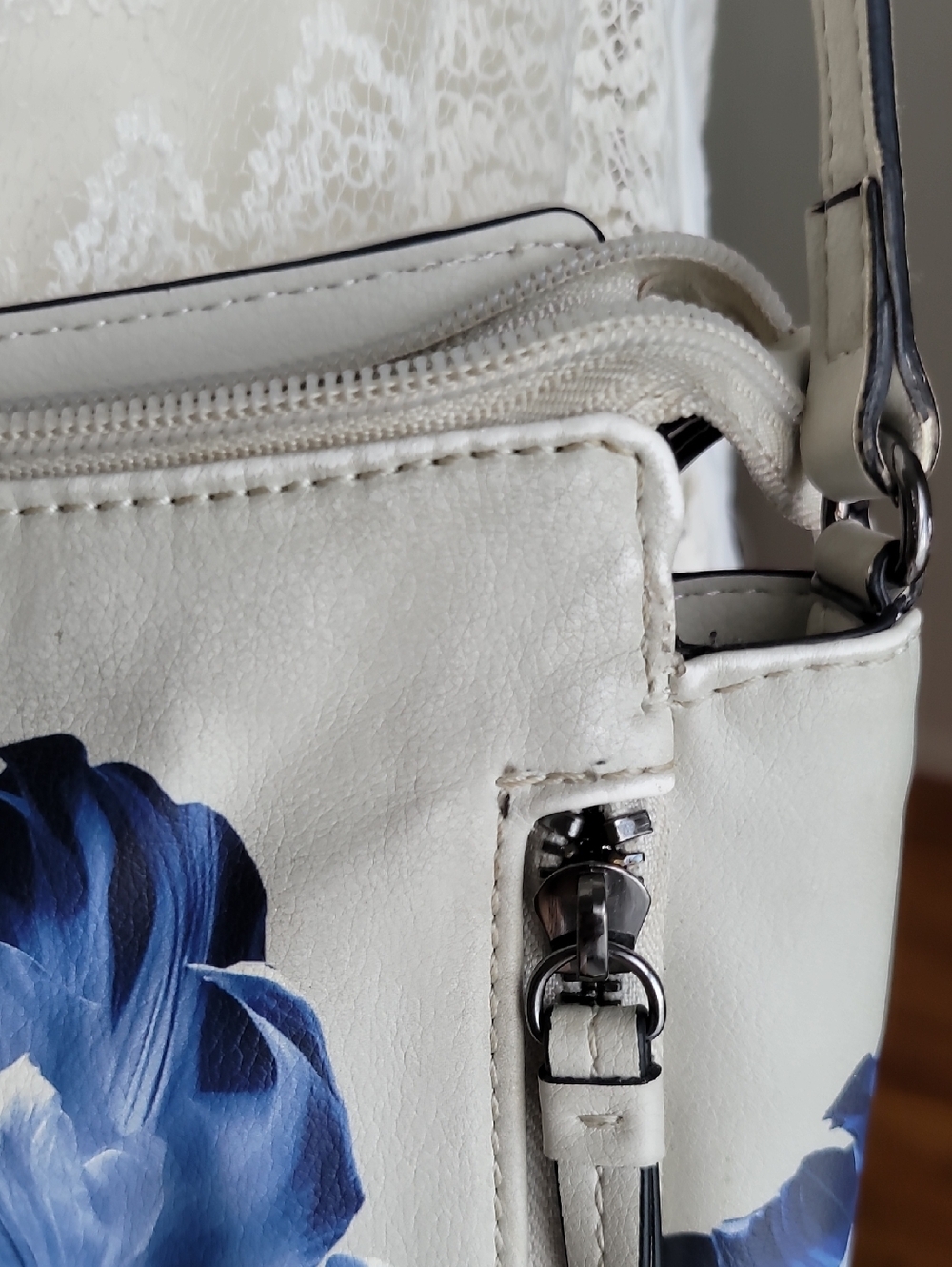 Simply Vera Vera Wang Cara Crossbody Bag. Blue Floral On Light Gray PU - Picture 13 of 14